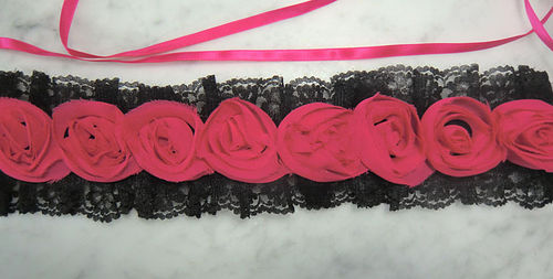 Schwarzes Gothic-Halsband mit roten Rosen