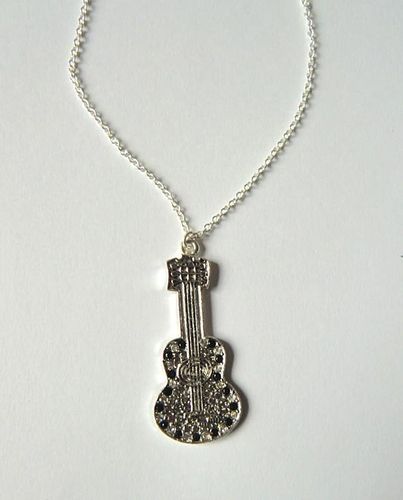 Silberne Halskette mit Gitarren-Motiv