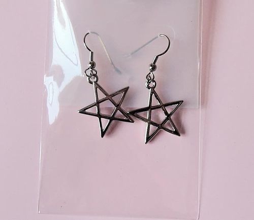 Kleine Ohrringe mit Pentagramm