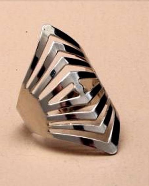 Metall-Ring mit abstraktem Design